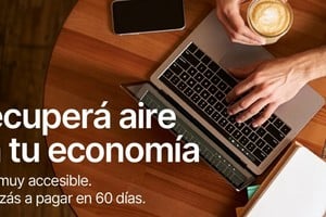Persona usando una computadora para acceder al sitio del Banco Santa Fe