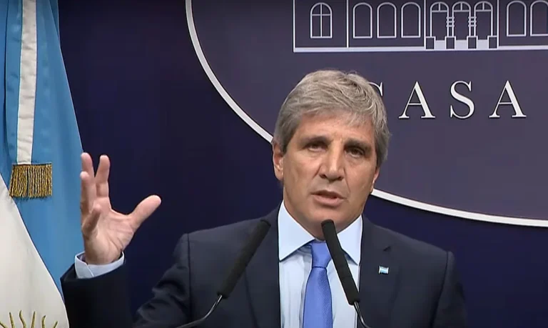 Luis Caputo en rueda de prensa en Casa Rosada junto a Manuel Adorni y Alejandra Monteoliva