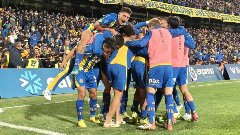 Jugadores de Rosario Central celebrando la clasificación a semifinales