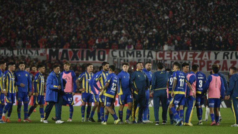 Jugadores de Rosario Central cabizbajos tras la eliminación ante River en el Monumental