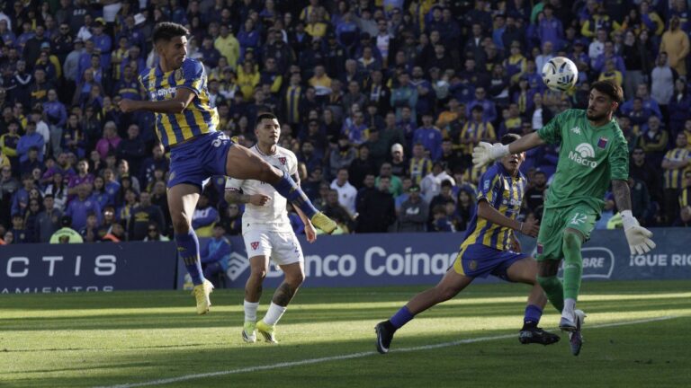 Jugadores de Rosario Central celebrando un gol durante el partido contra Tigre