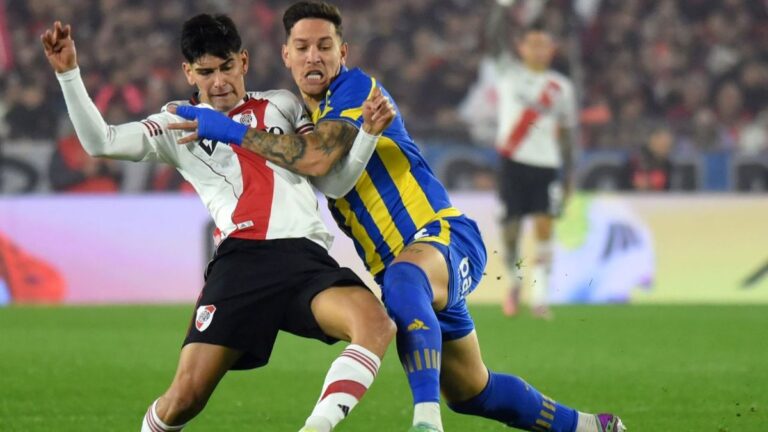 Jugadores de Rosario Central y River Plate en el Monumental durante la semifinal del Torneo Apertura