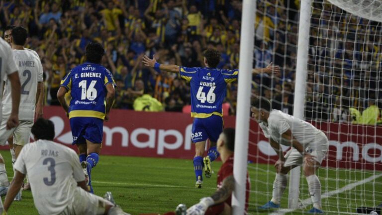 Jugadores de Rosario Central celebrando un gol en el torneo Apertura