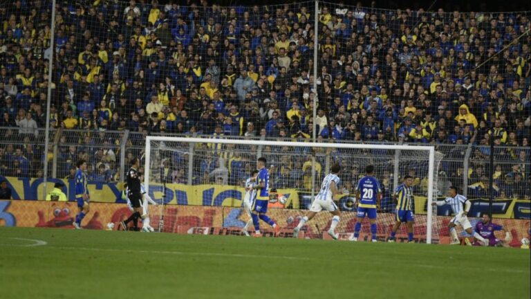 Gastón Avila celebra su gol de cabeza ante Racing en el Gigante de Arroyito