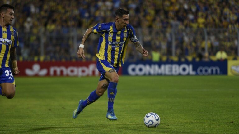 Escudo de Rosario Central junto al trofeo del Mundial de Clubes