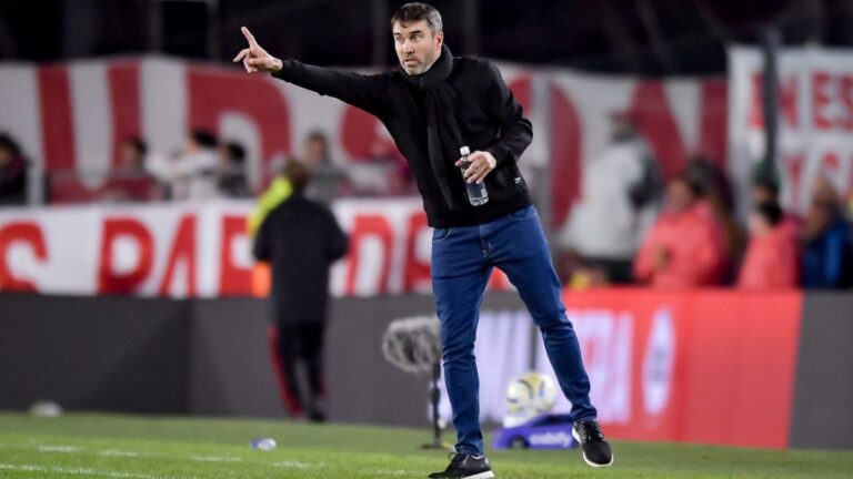 Eduardo Coudet durante un partido de River Plate contra Rosario Central en el Monumental