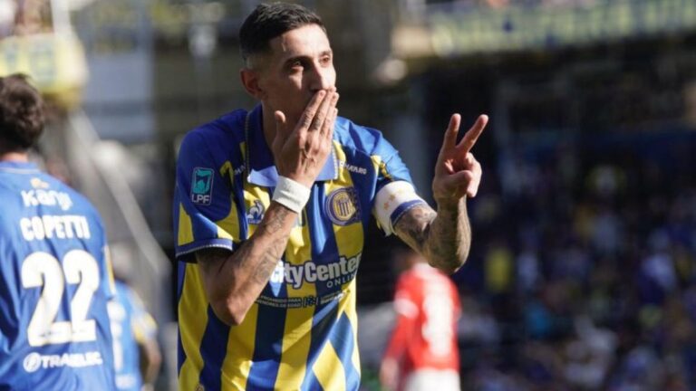 Jugadores de Rosario Central celebrando un gol ante Independiente en el Gigante de Arroyito
