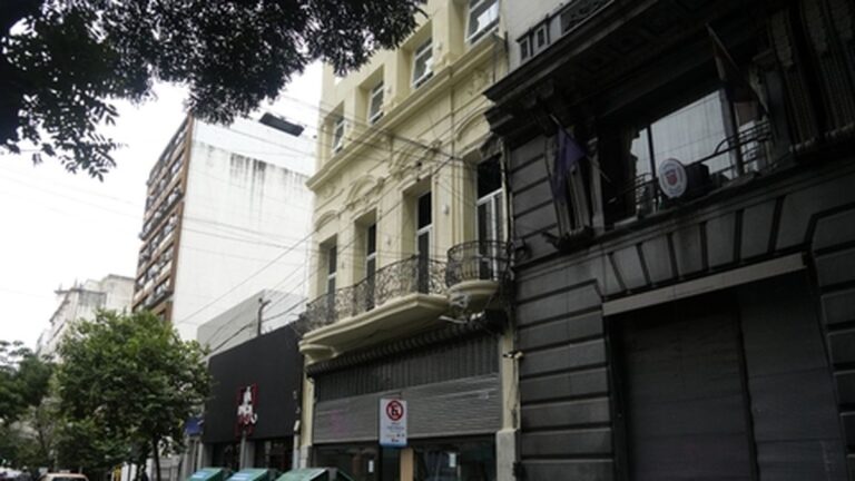 Fachada de la casona centenaria en Sarmiento 730, Rosario, en proceso de restauración
