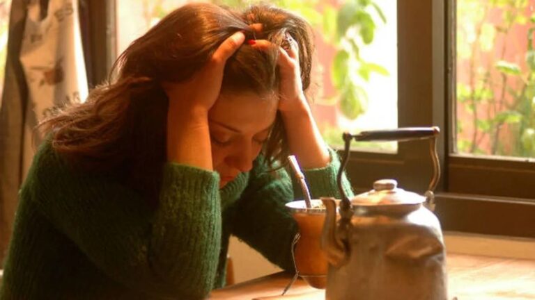 Persona conversando con un psicólogo en un consultorio en Santa Fe