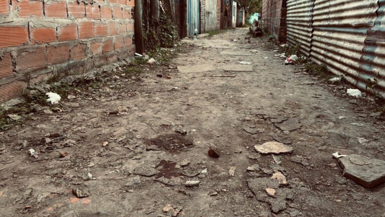Escena del crimen en Villa Gobernador Gálvez donde un joven de 19 años fue asesinado