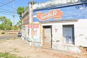 Policía en la esquina de Monseñor Zaspe y Zavalla en barrio Sur de Santa Fe