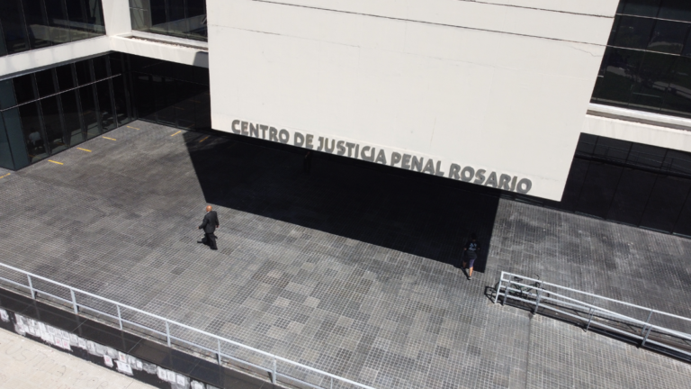Policía en la escena del ataque a tiros en Lima al 3200, Santa Fe