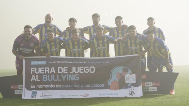 Jorge Broun atajando durante el partido entre Rosario Central y Tigre