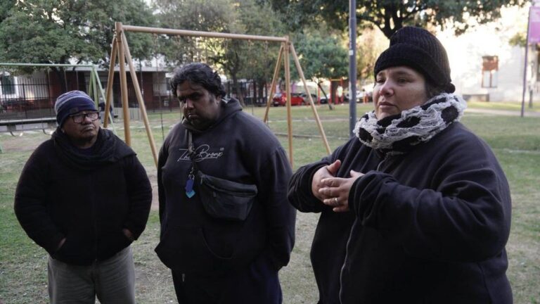 Familia en situación de calle en la plaza Maternidad Martín de Rosario