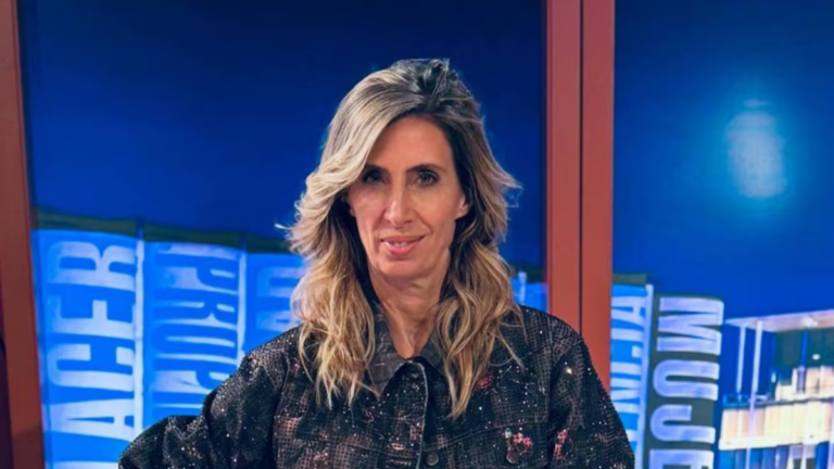 Luciana Geuna, periodista rosarina, en la entrada de la Casa Rosada