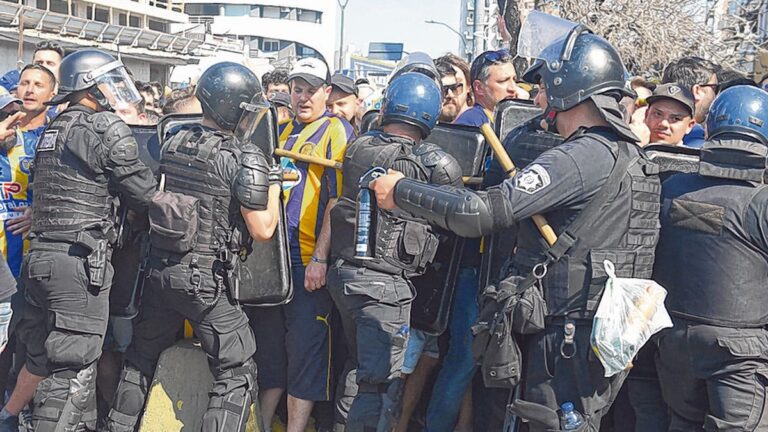 Estadio de fútbol con cartel de Tribuna Segura