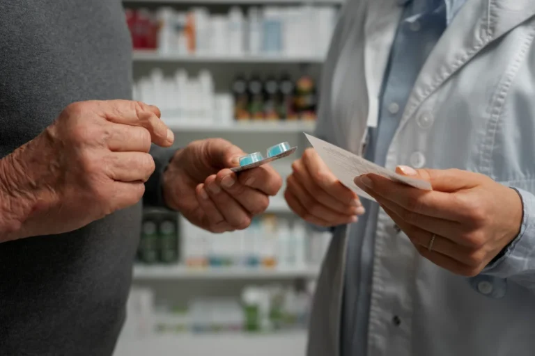 Gráfico con la palabra Salud y una flecha hacia abajo indicando recorte presupuestario