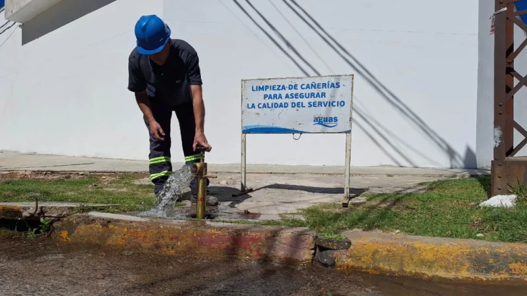 Operario de Aguas Santafesinas realizando purgado de cañerías en Granadero Baigorria