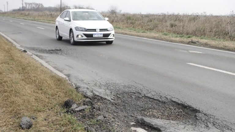 Imagen de una ruta nacional en Santa Fe con baches y deterioro