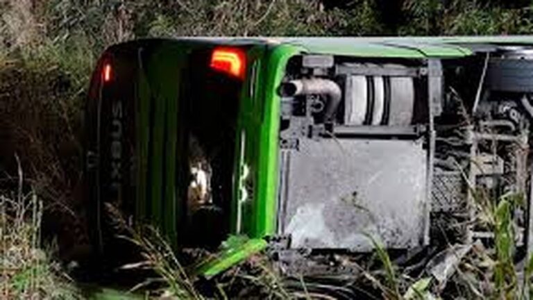 Colectivo volcado en la autopista Bruce Highway, Queensland, Australia