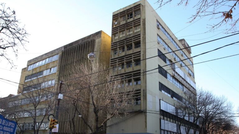 Fachada de la Biblioteca Popular Constancio Vigil en Rosario