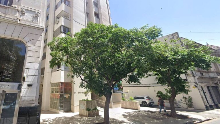 Vista de la zona céntrica de Rosario donde cayó una maceta desde un edificio