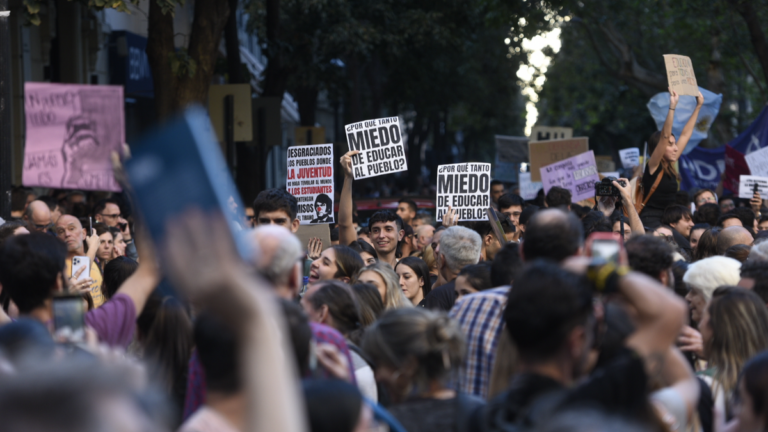 Marcha universitaria en Rosario con estudiantes y docentes movilizándose por la educación pública