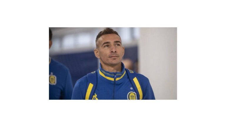 Marco Ruben saludando a los hinchas de Rosario Central en el Gigante de Arroyito