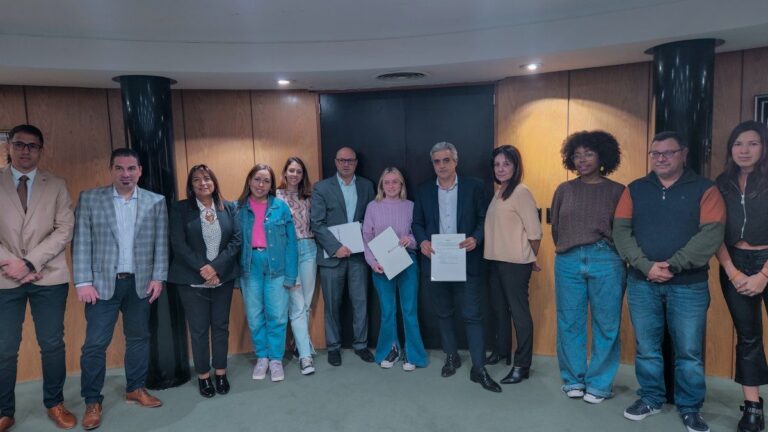 Jóvenes estudiantes en la Universidad Nacional de Rosario con tarjetas del Banco Municipal