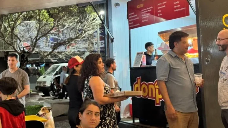 Pastelitos argentinos sobre una mesa en el Mercado del Centro