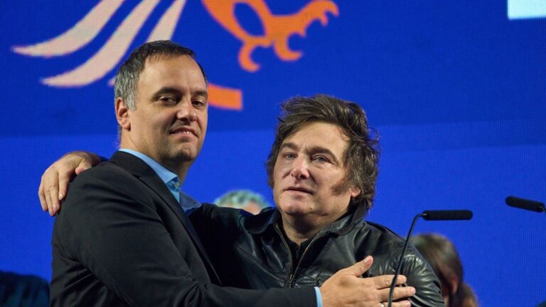 Javier Milei y Manuel Adorni en conferencia de prensa