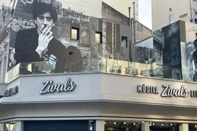 Mural de Charly García en la esquina de Corrientes y Callao, Buenos Aires
