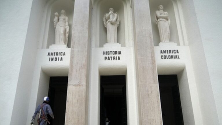 Fachada del Museo Histórico Julio Marc en obra, con andamios y restauración de esculturas