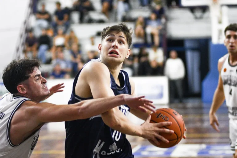 Partido de básquet entre Náutico y Olimpia de Venado Tuerto por la Liga Federal