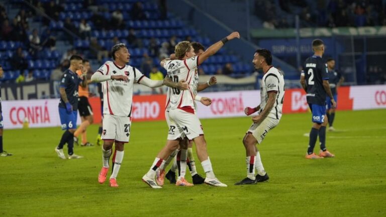 Jugadores de Newell's Old Boys celebrando el gol del empate ante Vélez Sarsfield