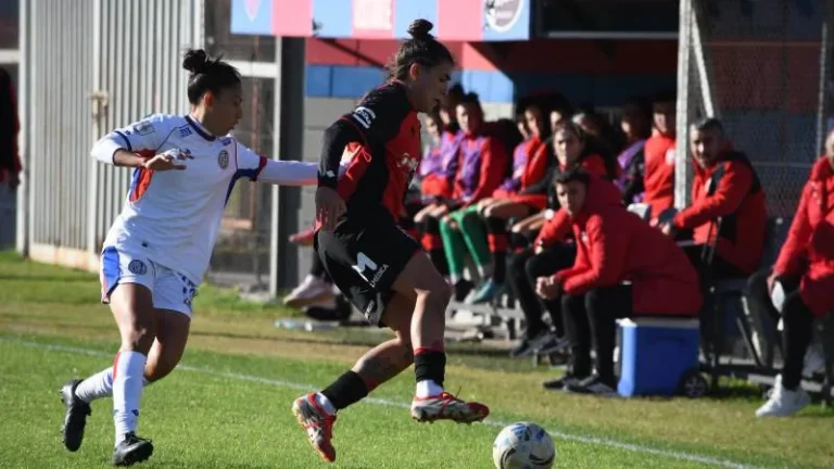 Partido de fútbol femenino entre Newell's y Racing en el Predio Bella Vista