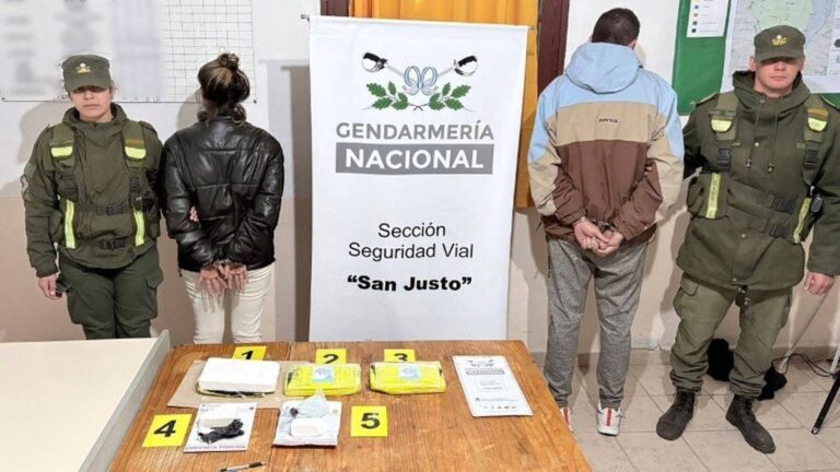 Efectivos de Gendarmería Nacional revisan un vehículo en un control rutero sobre la ruta nacional 11