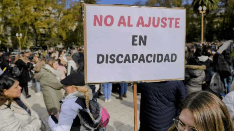 Reunión del Observatorio de Pacientes en el Club Español de Rosario para analizar el proyecto de discapacidad