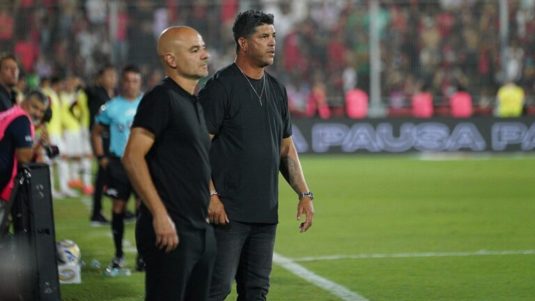 Favio Orsi y Sergio Gómez en el banco de suplentes de Newell's
