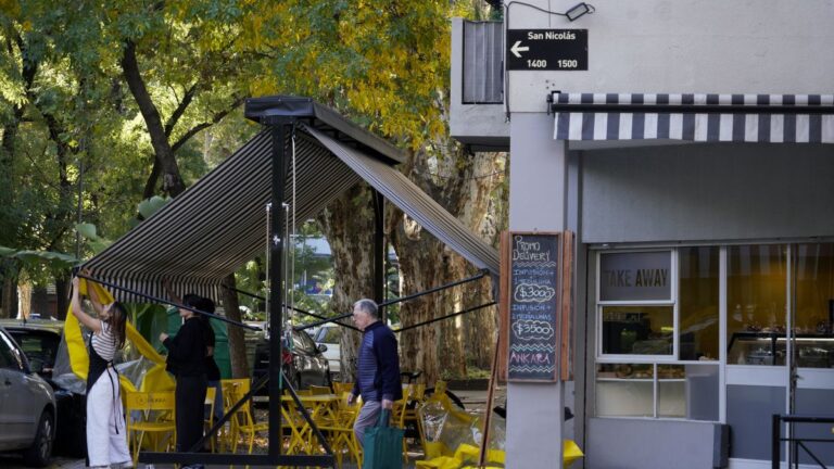Plaza renovada con juegos infantiles y familias en Rosario