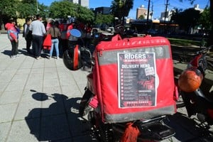 Repartidores en moto durante protesta en bulevar Gálvez y Pedro Vittori, Santa Fe