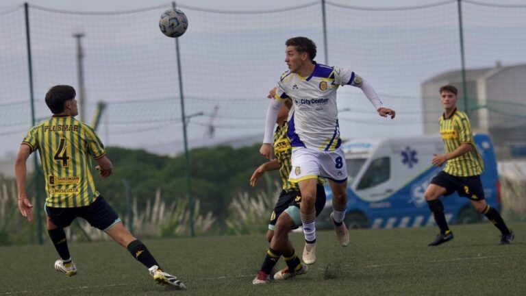 Jugadores de la reserva de Rosario Central en un partido de fútbol