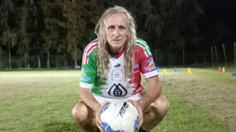 Robert Carmona, futbolista uruguayo de 64 años, en la cancha con la camiseta de Juventud Melilla