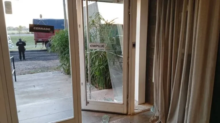 Vidrio roto en puerta de comercio tras robo en Roldán