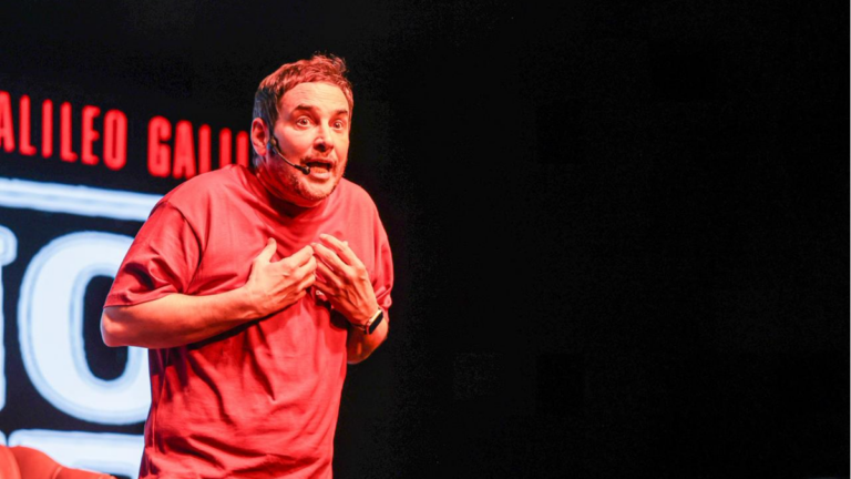 Rodrigo Lussich en el escenario durante su show Acelerado