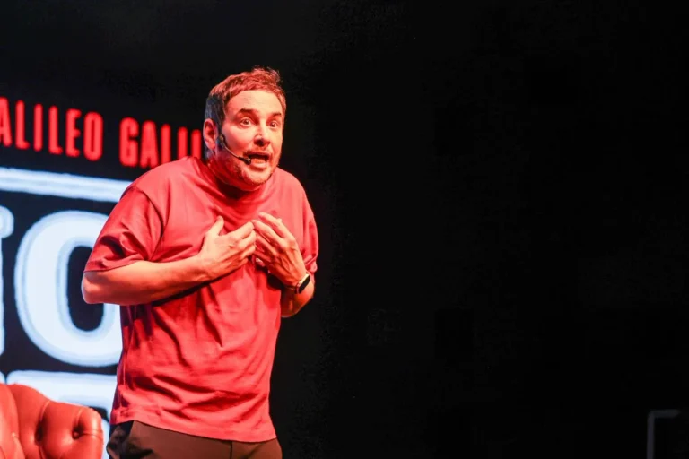 Rodrigo Lussich en el escenario del show Acelerado