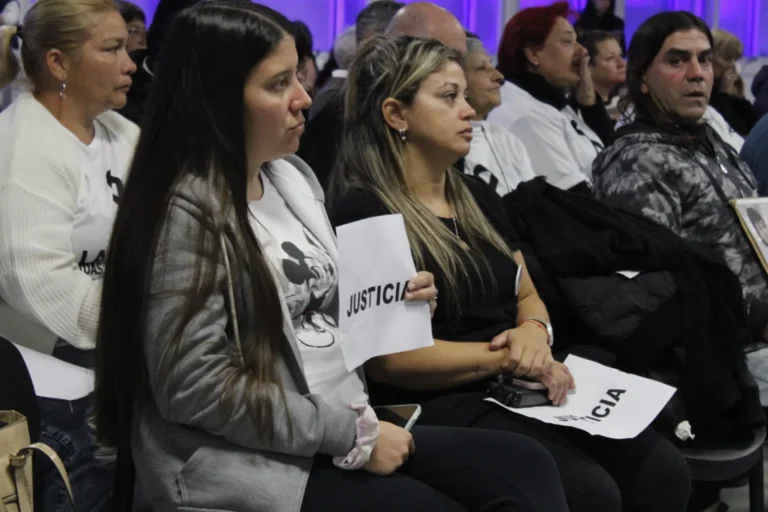 Familiares de víctimas del fentanilo contaminado en el Centro Cultural Fontanarrosa de Rosario