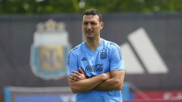 Lionel Scaloni analizando jugadores durante un entrenamiento de la Selección Argentina