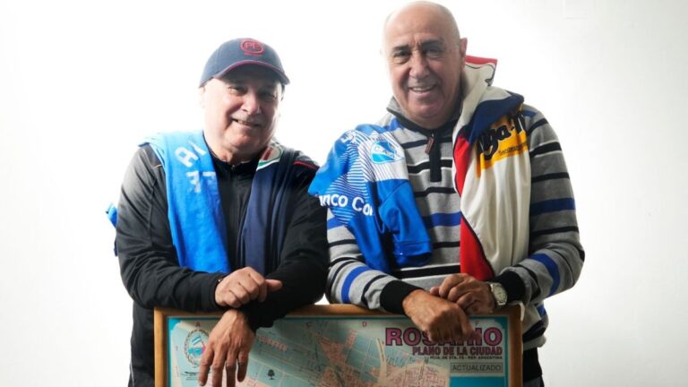 Villi Trebino y Omar Montero, exjugadores de Argentino y Central Córdoba, abrazados en una producción fotográfica