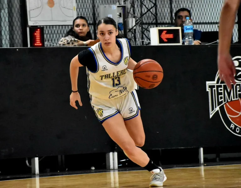 Partido de básquet femenino entre Talleres y Regatas en Villa Gobernador Gálvez